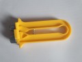 napinacz drutu plastikowy zółty1.jpg