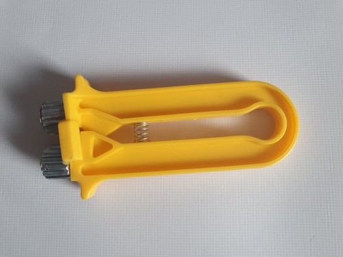 napinacz drutu plastikowy zółty1.jpg
